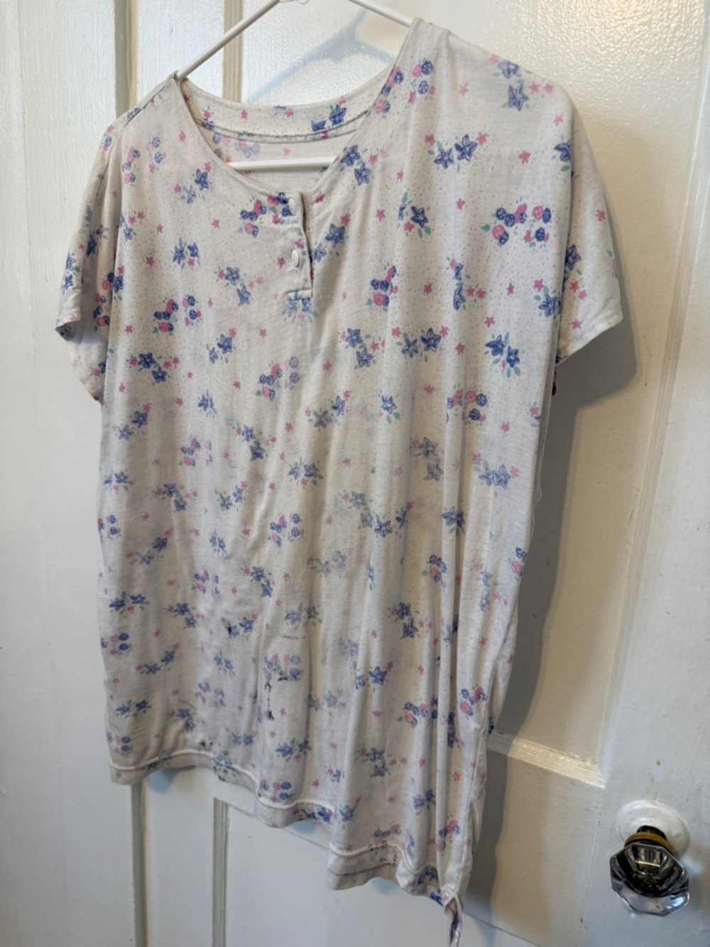 Light Floral Henley Tee in White with Pink & Blue Flowers vintage large - Picture 2 of 10